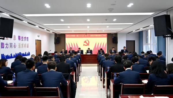 2月28日上午，交科公司黨委一屆三十八次（擴(kuò)大）會(huì)暨黨風(fēng)廉政建設(shè)工作會(huì)順利召開(kāi)。會(huì)議傳達(dá)學(xué)習(xí)了習(xí)近平總書記重要文章《健全全面從嚴(yán)治黨體系》和甘肅建投黨委一屆五次全體(擴(kuò)大)會(huì)議精神；審議通過(guò)了交科公司