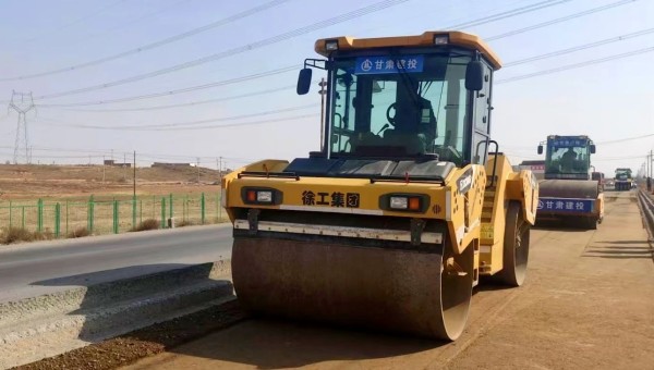 近日，蘭州新區秦川園區X203線大中修工程項目現場忙碌起來，由甘肅建投路政建設科技有限公司負責的面層維修改造提升工作正加速推進?！癤203線改造總里程達9.66km，現已投入壓路機、銑刨機等機械設備5